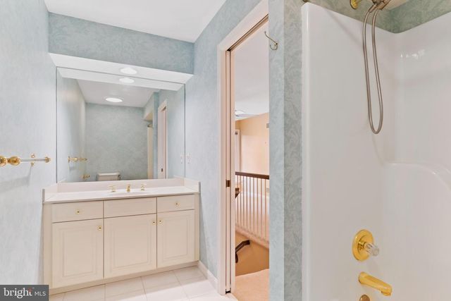 27 DEVONSHIRE SQ, Mechanicsburg, PA 17050