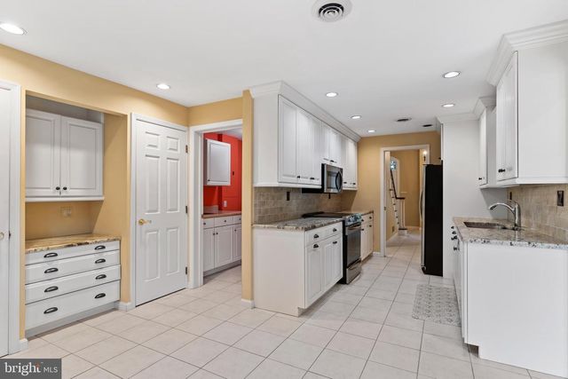27 DEVONSHIRE SQ, Mechanicsburg, PA 17050