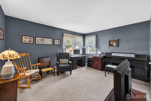4 Gregory Drive, Hamilton, NJ 08690