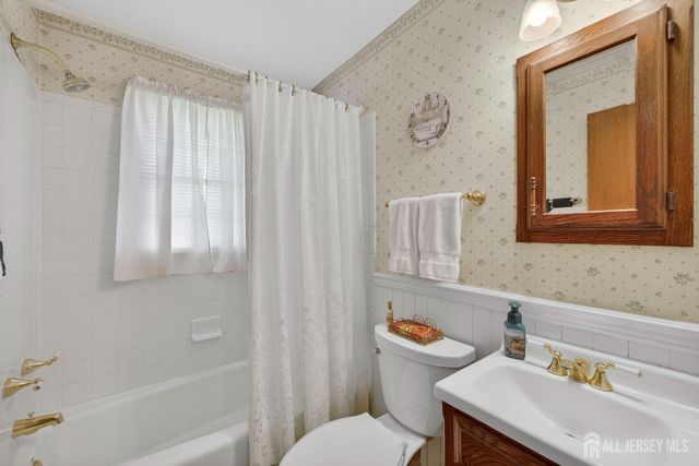 4 Gregory Drive, Hamilton, NJ 08690