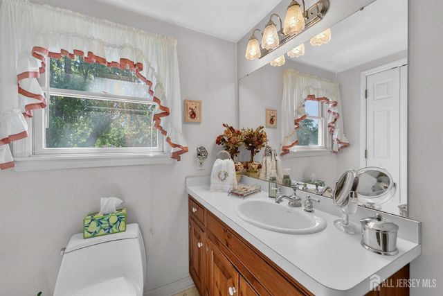 4 Gregory Drive, Hamilton, NJ 08690