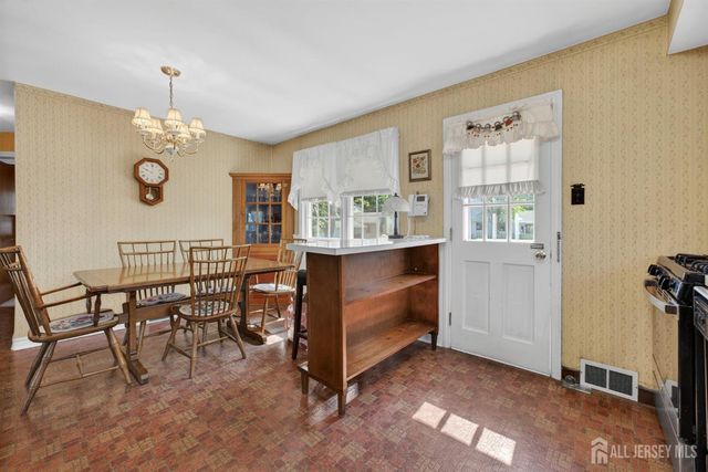 4 Gregory Drive, Hamilton, NJ 08690