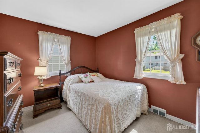 4 Gregory Drive, Hamilton, NJ 08690