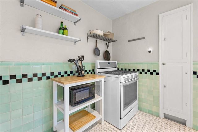 715 E Gregory Boulevard, Kansas City, MO 64131