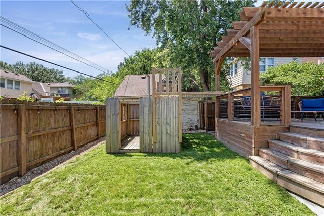 715 E Gregory Boulevard, Kansas City, MO 64131