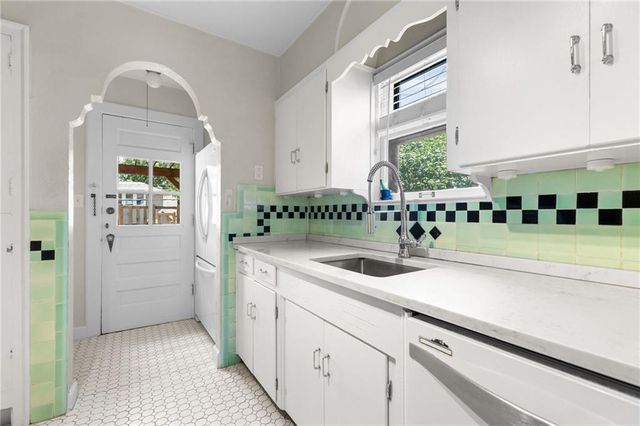 715 E Gregory Boulevard, Kansas City, MO 64131