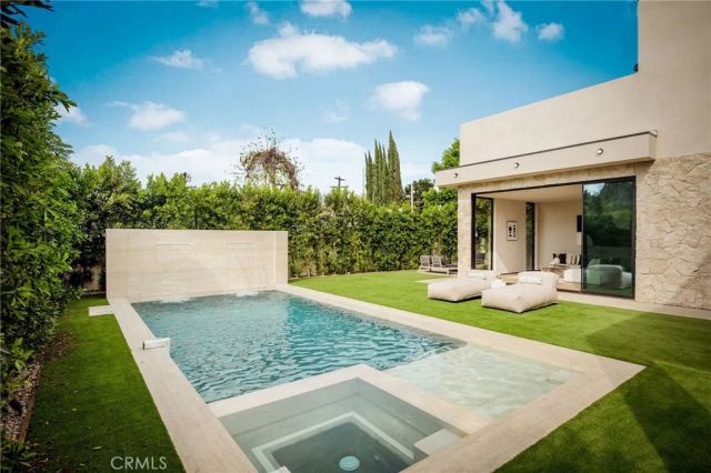 15447 Huston, Sherman Oaks, CA 91403