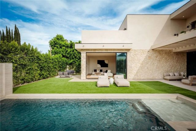 15447 Huston, Sherman Oaks, CA 91403