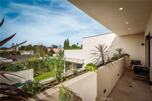 15447 Huston, Sherman Oaks, CA 91403