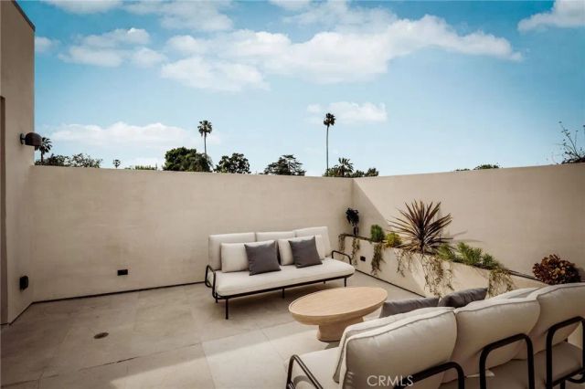 15447 Huston, Sherman Oaks, CA 91403