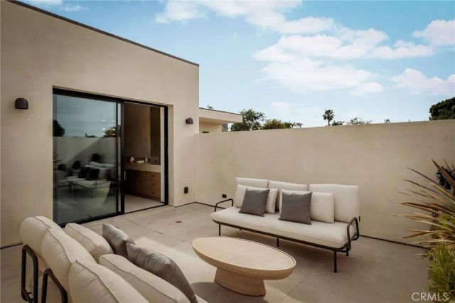 15447 Huston, Sherman Oaks, CA 91403