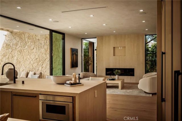 15447 Huston, Sherman Oaks, CA 91403