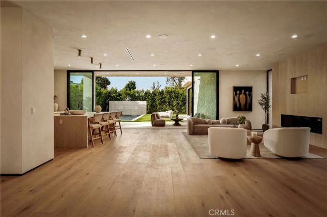 15447 Huston, Sherman Oaks, CA 91403
