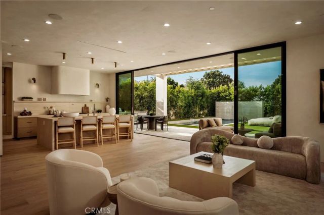 15447 Huston, Sherman Oaks, CA 91403