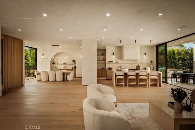 15447 Huston, Sherman Oaks, CA 91403