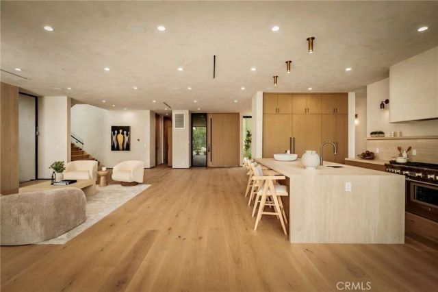 15447 Huston, Sherman Oaks, CA 91403