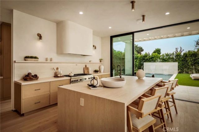 15447 Huston, Sherman Oaks, CA 91403