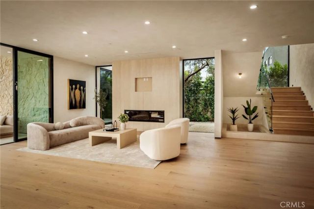 15447 Huston, Sherman Oaks, CA 91403