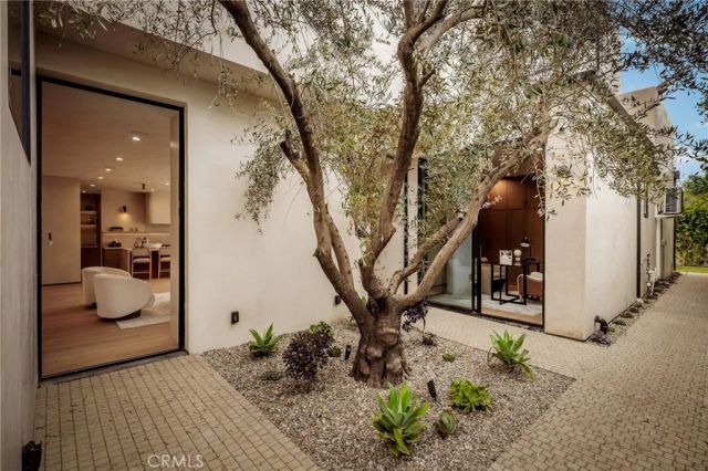 15447 Huston, Sherman Oaks, CA 91403