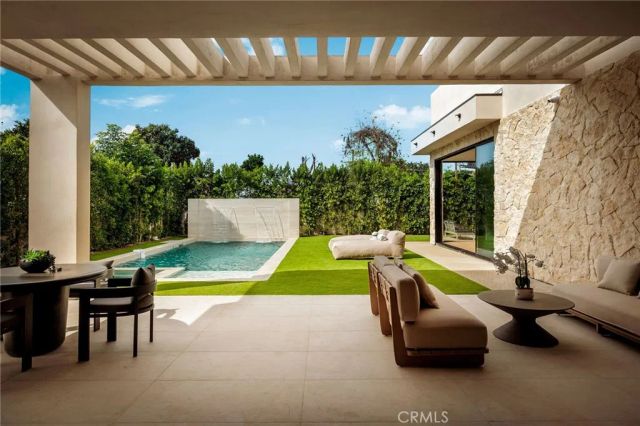 15447 Huston, Sherman Oaks, CA 91403
