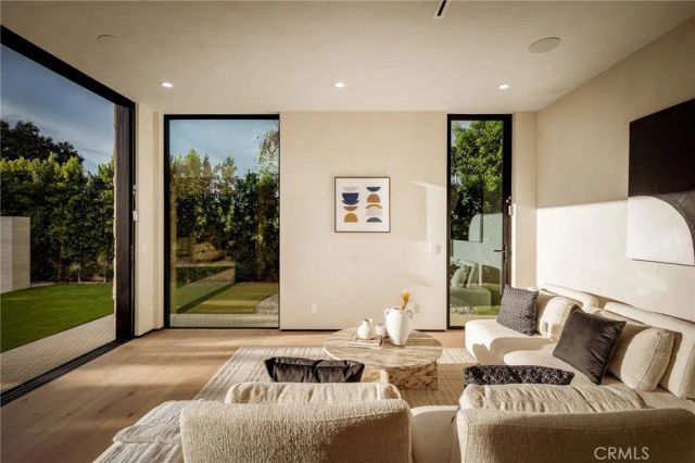 15447 Huston, Sherman Oaks, CA 91403