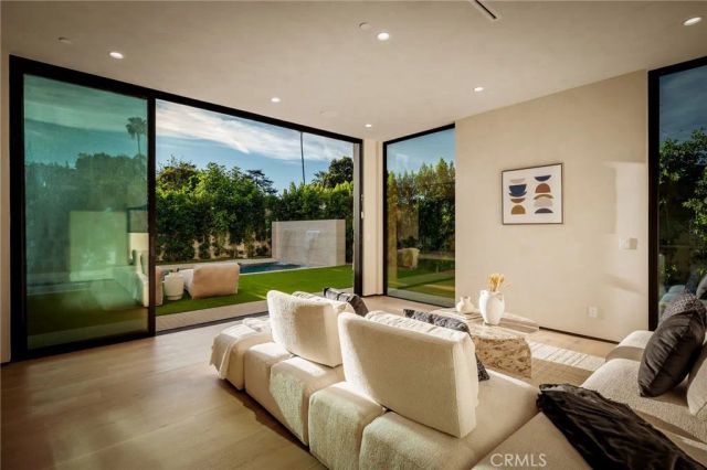 15447 Huston, Sherman Oaks, CA 91403