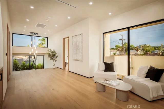 15447 Huston, Sherman Oaks, CA 91403