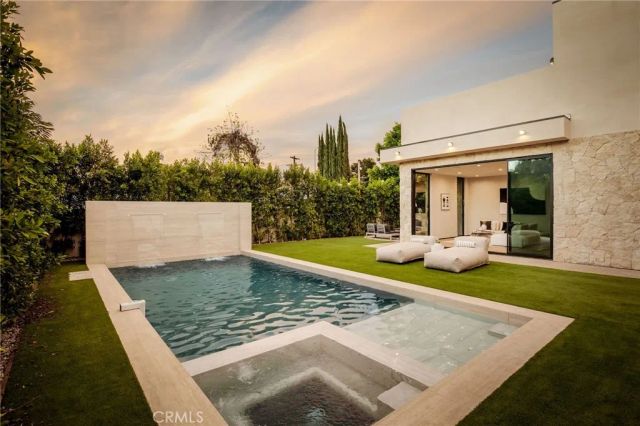 15447 Huston, Sherman Oaks, CA 91403