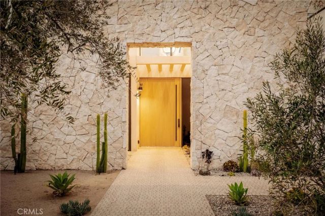 15447 Huston, Sherman Oaks, CA 91403