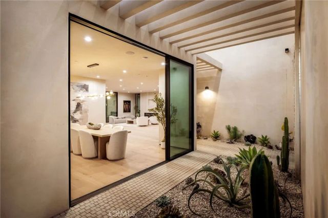 15447 Huston, Sherman Oaks, CA 91403
