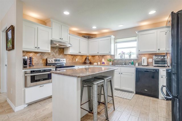 112 Tigers Eye Court, Weatherford, TX 76087