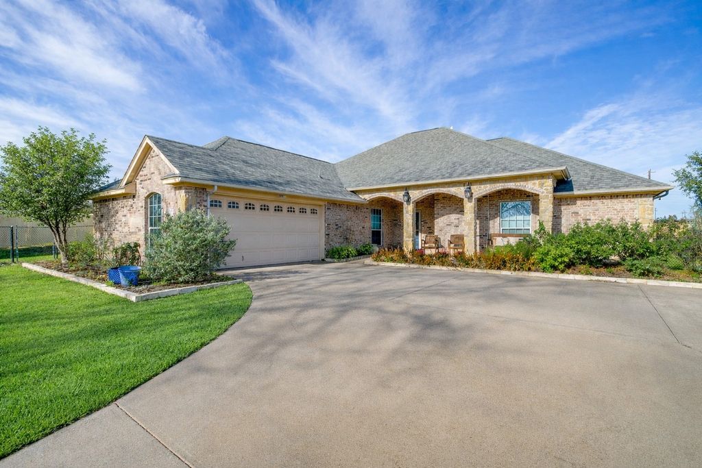 112 Tigers Eye Court, Weatherford, TX 76087