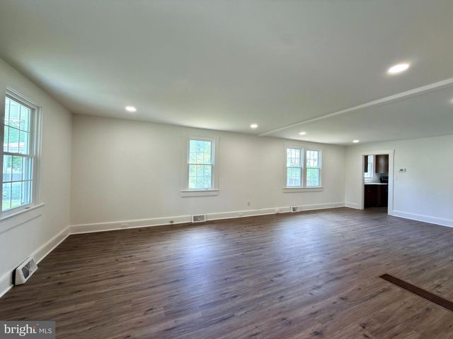 11 VIRGINIA AVE, Boyce, VA 22620