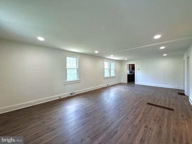 11 VIRGINIA AVE, Boyce, VA 22620