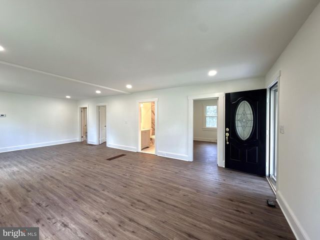 11 VIRGINIA AVE, Boyce, VA 22620