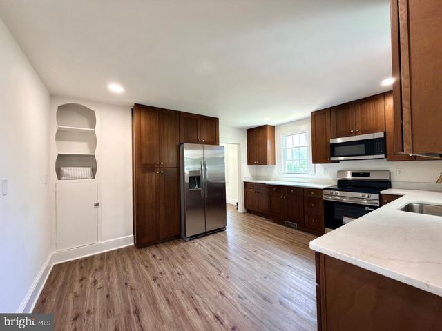 11 VIRGINIA AVE, Boyce, VA 22620