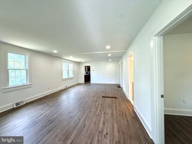 11 VIRGINIA AVE, Boyce, VA 22620