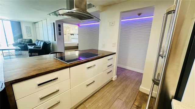 19390 Collins Avenue 424, Sunny Isles Beach, FL 33160