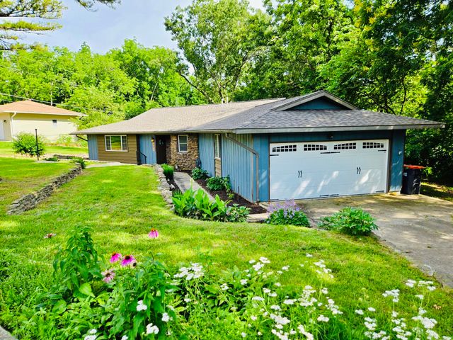 802 Hickory Street, Cassville, MO 65625