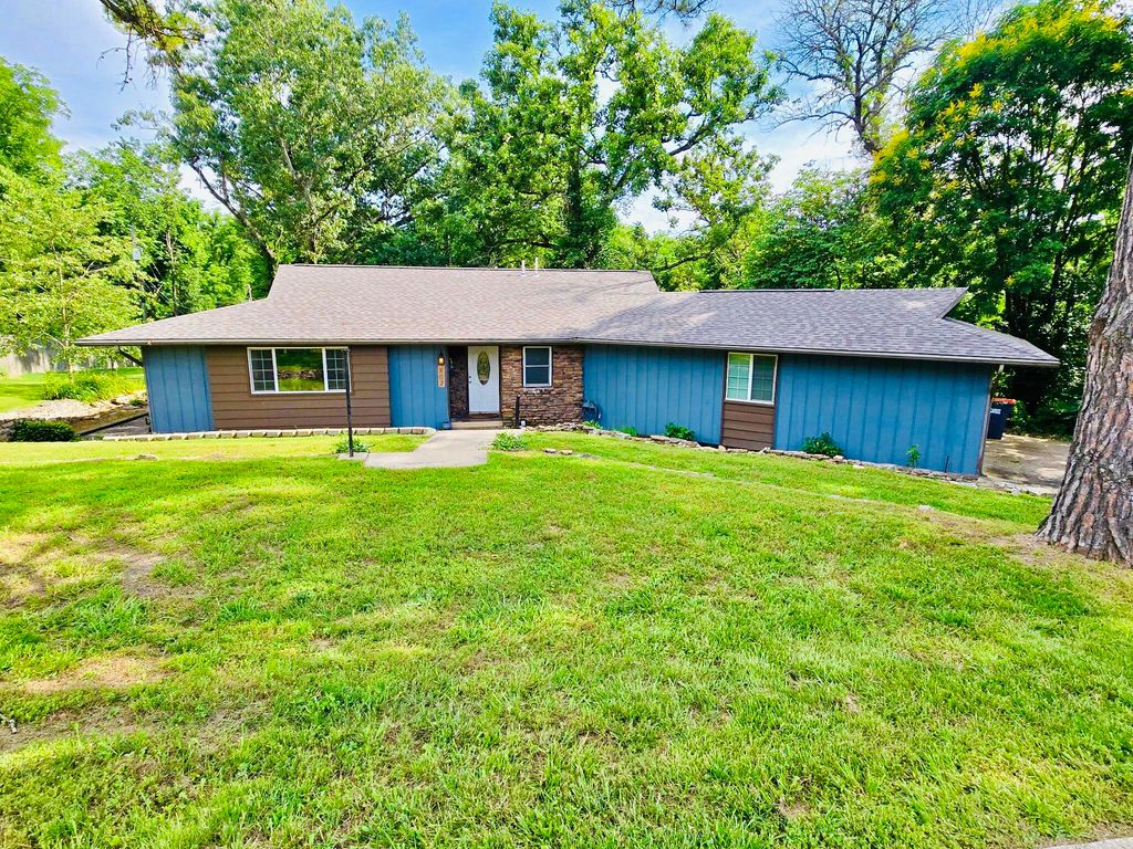802 Hickory Street, Cassville, MO 65625