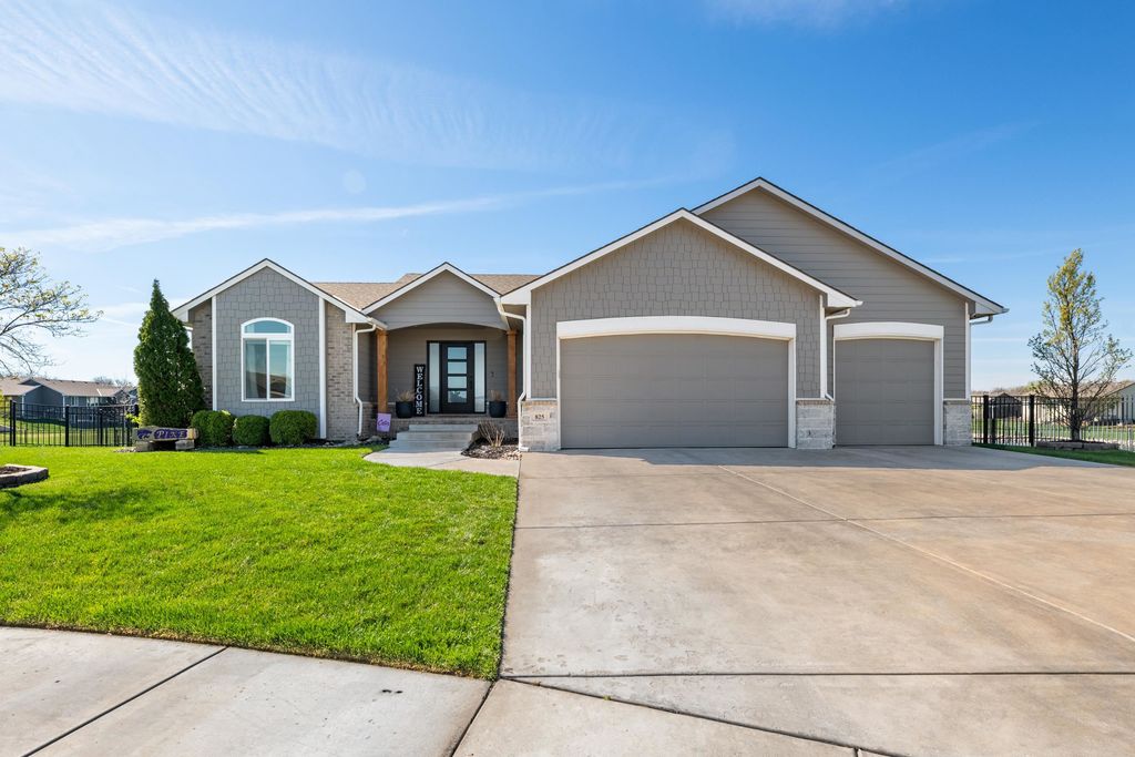 825 N Tyndall Ct, Derby, KS 67037