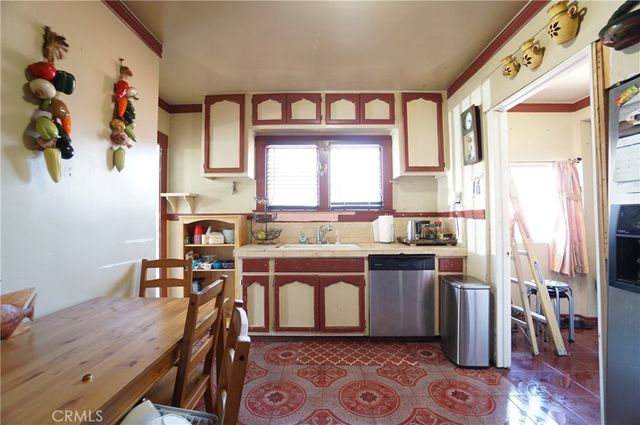 1323 W 41st, Los Angeles, CA 90037