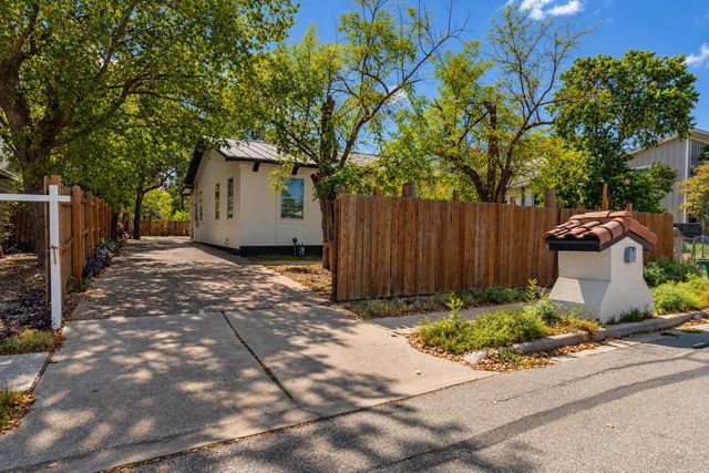 6707 Santos ST, Austin, TX 78741