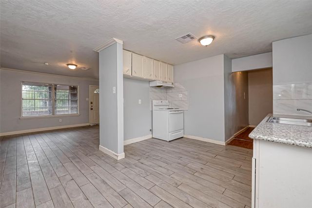 5431 Willow Glen Drive, Houston, TX 77033