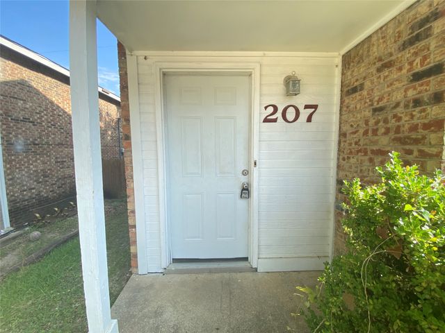 207 Country Bend Drive, Duncanville, TX 75137