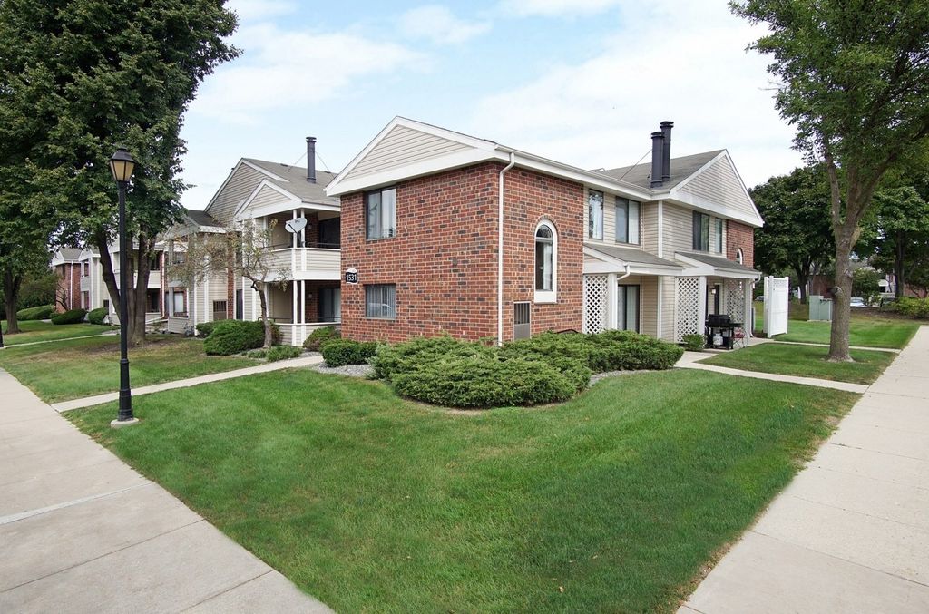 1601 Westminster Drive 209, Naperville, IL 60563