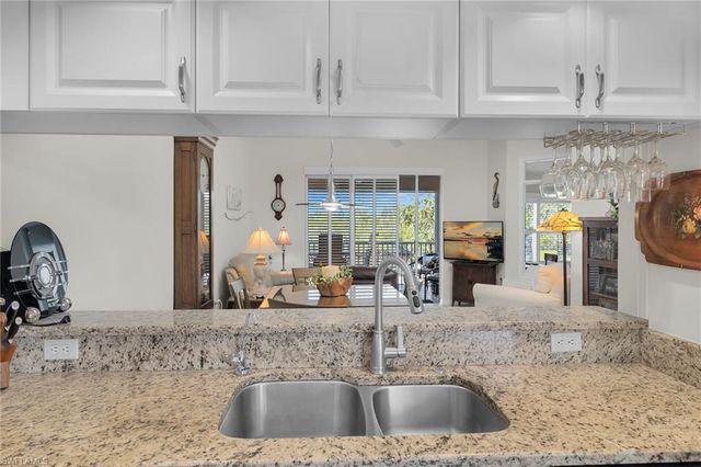 278 Newport DR 206, Naples, FL 34114