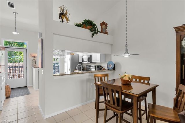 278 Newport DR 206, Naples, FL 34114