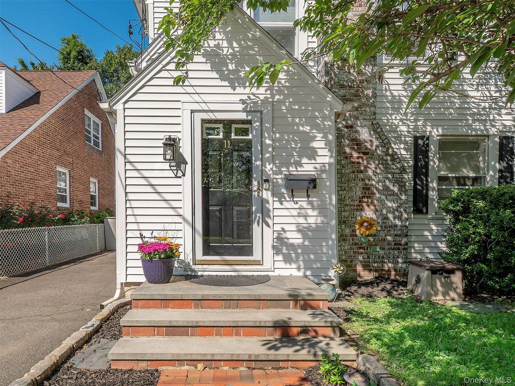 11 Park Avenue, Port Washington, NY 11050