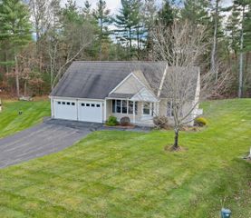 19 Dixon Drive, Litchfield, NH 03052